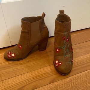 Crown Vintage brand boots size US Women’s 6